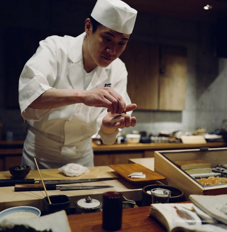 カウンターで料理を仕上げる料理人